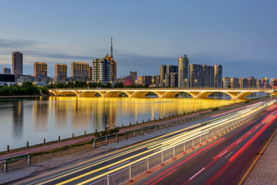 中国辽宁抚顺浑河新华桥夜景风光