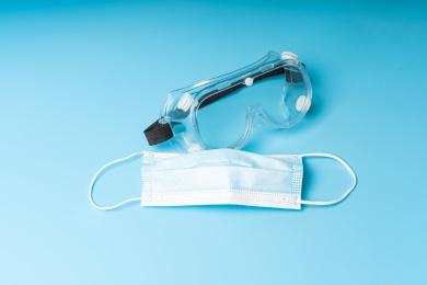 纯蓝色背景下的医用防疫用具