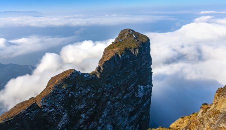 云南昭通大山包鸡公山的壮美云海