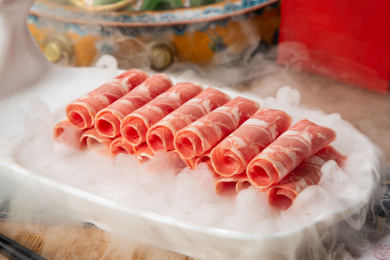 放在盘子里新鲜的火锅羊肉卷