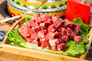 放在托盘里的块状新鲜羊羔肉