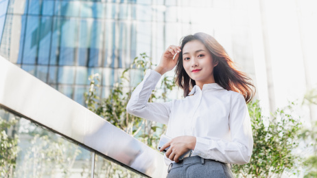 亚洲商务女性在户外