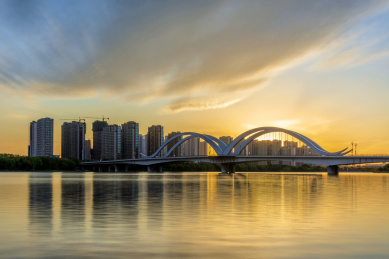 中国辽宁辽阳太子河新运大桥日暮风光