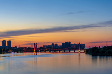 中国辽宁辽阳太子河中华大桥日暮风光