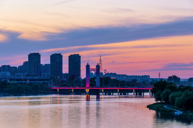 中国辽宁辽阳太子河中华大桥日暮风光