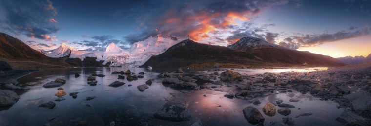 中国西藏那曲地区萨普神山的落日风景