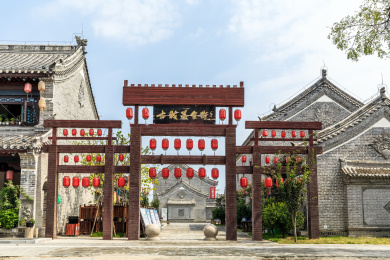 中国河南省商丘古城美食街牌坊建筑