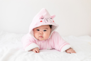 胖嘟嘟的婴儿趴在床上玩耍