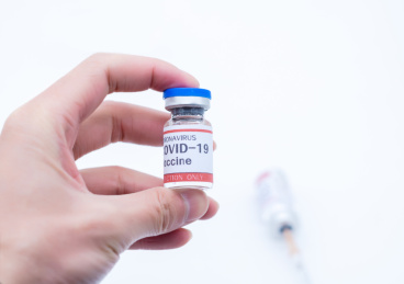 手里拿着的新型冠状病毒疫苗