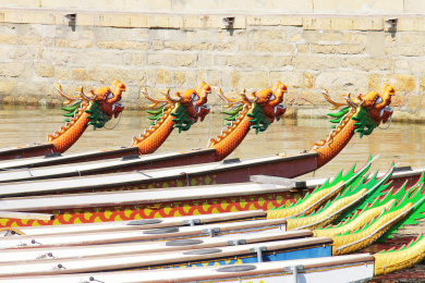 水池里边的一排龙舟