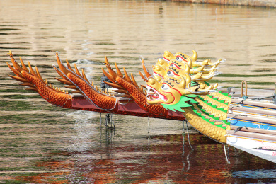 水池里边的一排龙舟