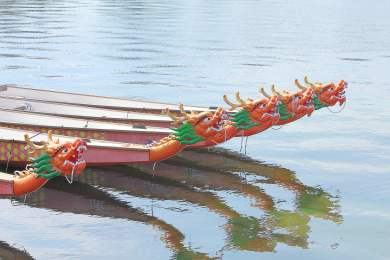 水池里边的一排龙舟