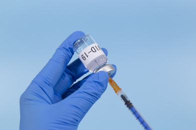 医生手拿注射器疫苗