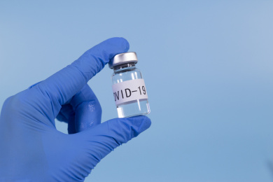 医生手拿注射器疫苗