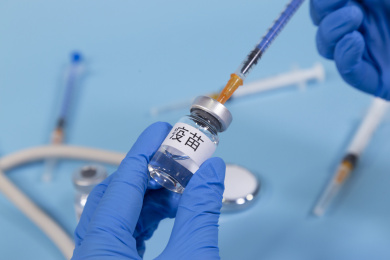 医生手拿注射器疫苗