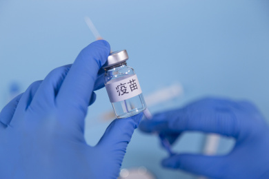 医生手拿注射器疫苗