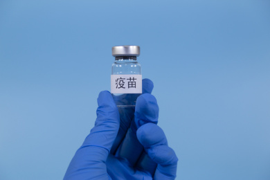 医生手拿注射器疫苗