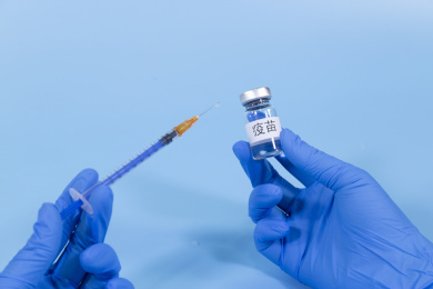 医生手拿注射器疫苗