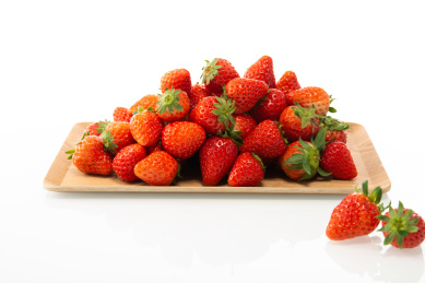 纯白色背景下的草莓