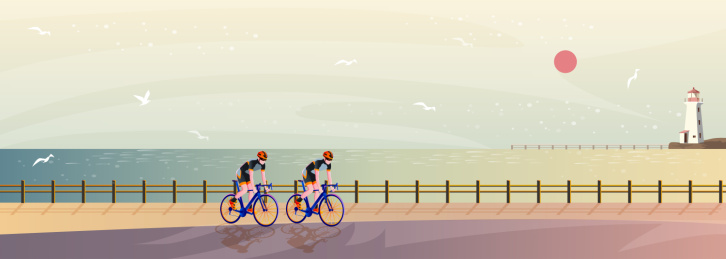 黄昏时分在海边骑自行车的两个少年