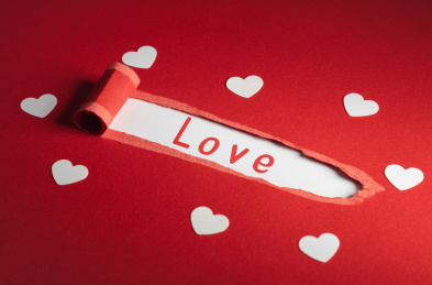 白色情人节撕开的红纸露出LOVE