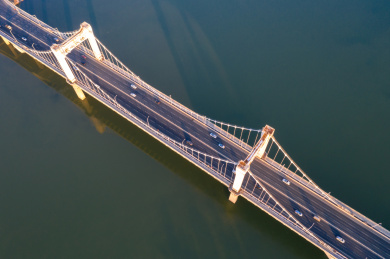 无人机航拍江面上的双塔悬索桥