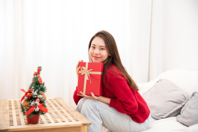 甜美女性收到圣诞节礼物手拿礼物
