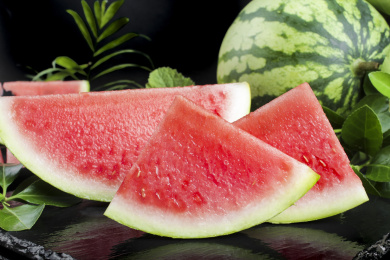 黑底上放着切块的云南麒麟西瓜