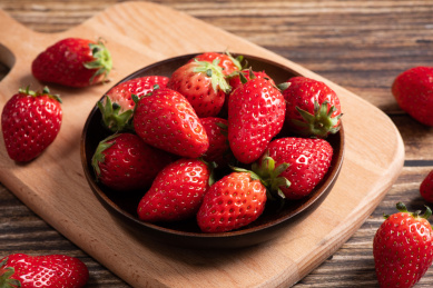 碟子里的新鲜草莓