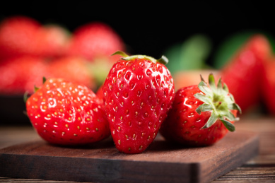 碟子上的新鲜草莓