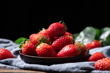 碟子里的新鲜草莓