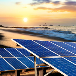 黄昏海滩岩石和太阳能电池板