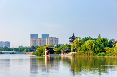 中国江苏泰州凤城河景区桃园风光