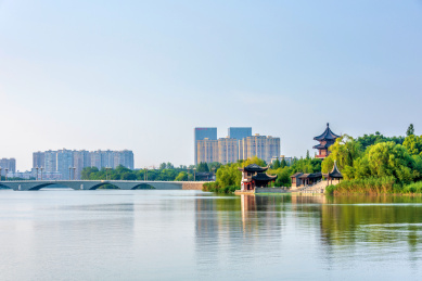 中国江苏泰州凤城河景区桃园风光