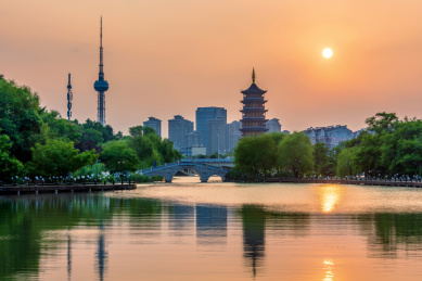 中国江苏泰州凤城河景区日暮风光