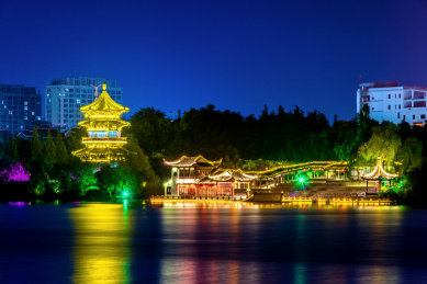 中国江苏泰州凤城河景区桃园夜景