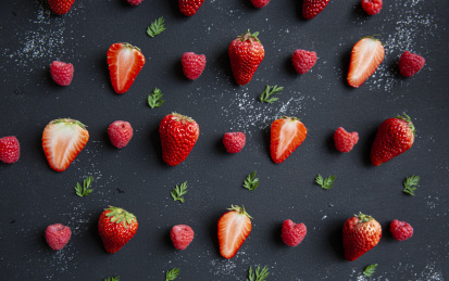 黑色背景中的红色草莓和树莓