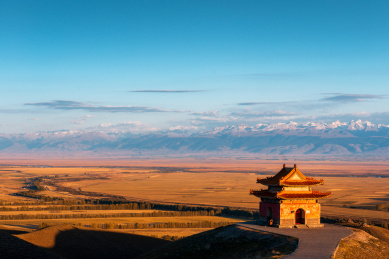 中国新疆大草原日落和雪山自然风光