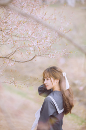 春天樱花树下的女学生