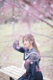 春天樱花树下的女学生