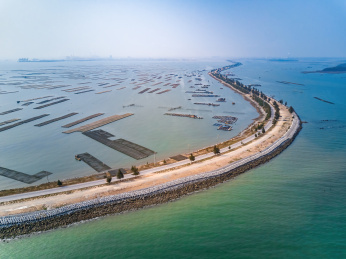 中国广西钦州的最美海上公路，人工填海公路
