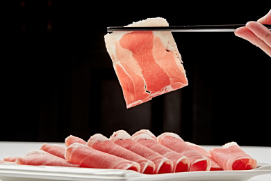 白色瓷盘装新鲜草原羔羊肉切片