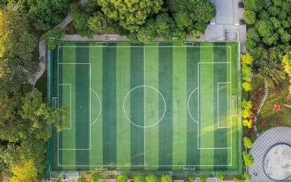 树林里的足球场航拍图