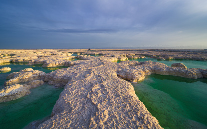 中国青海茫崖翡翠湖风光