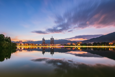 云南省临沧市黄昏暮色玉龙湖畔高楼建筑