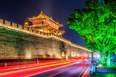 中国湖北襄阳古城临汉门夜景