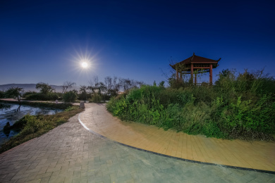 云南省玉溪市夜晚星云湖步行栈道装饰建筑