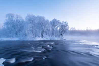 冬天雪地河流雾凇
