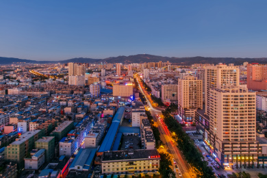 中国云南省玉溪市夜晚城区高楼大厦建筑