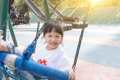 开心的荡秋千的孩子